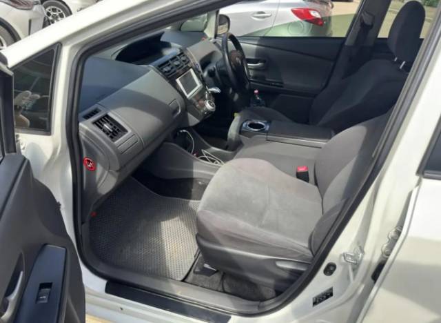 Toyota Prius Alpha, 2014 года, 99 лс, 258000 км, АКПП - Изображение 8